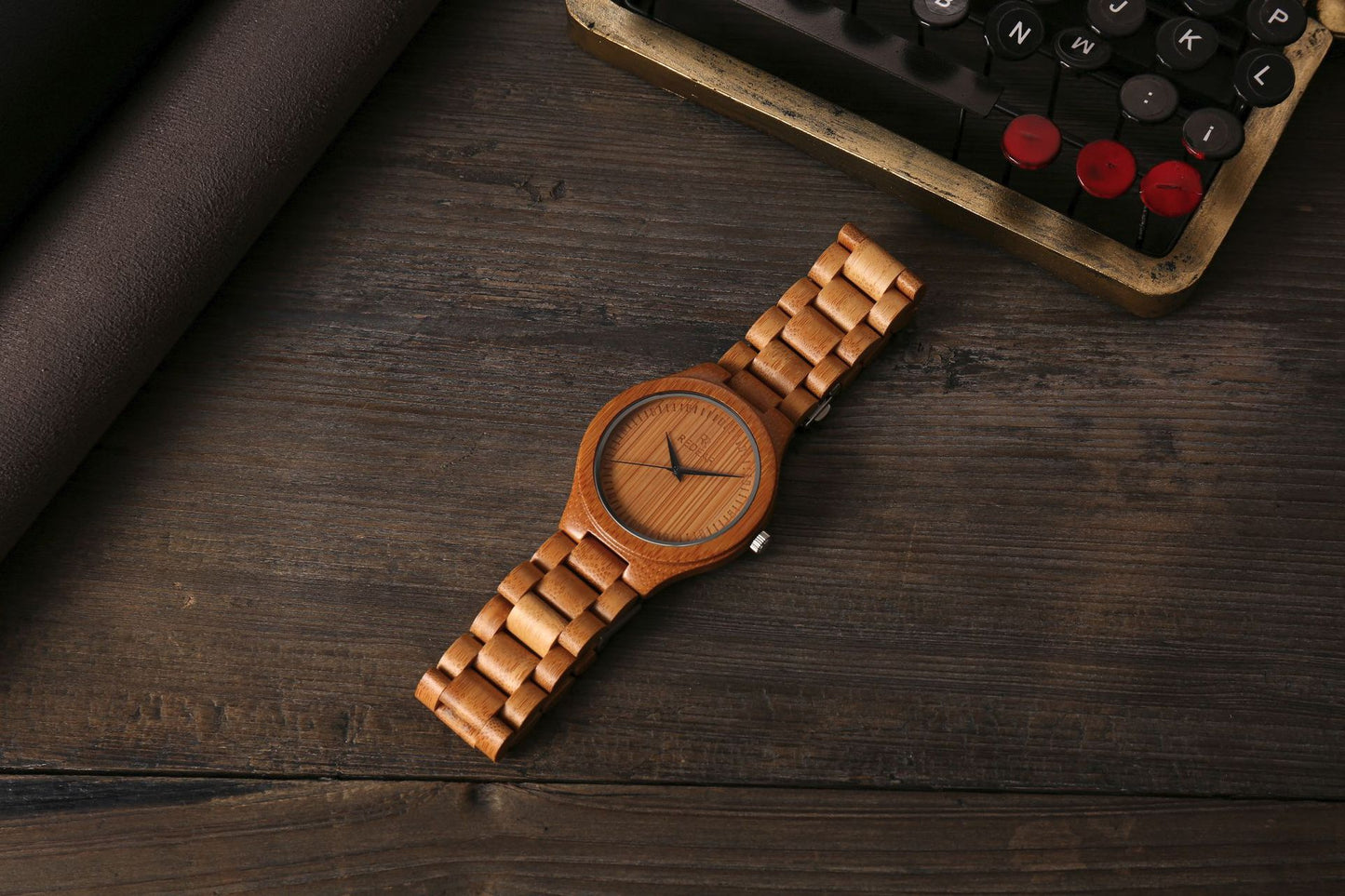 Same style as Kawano's all-bamboo men's quartz watches. Made of naturally carbonized bamboo. These watches are a hot seller in Japan and are available as cross-border sourcing products